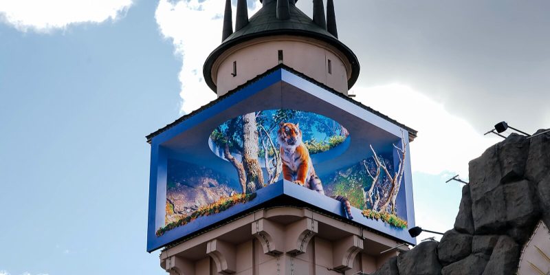 На входе в Московский зоопарк теперь можно увидеть 3D-ролики о редких животных