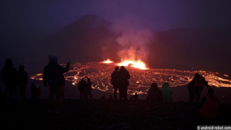 Любопытные туристы отправились на место извержения вулкана недалеко от столицы Исландии