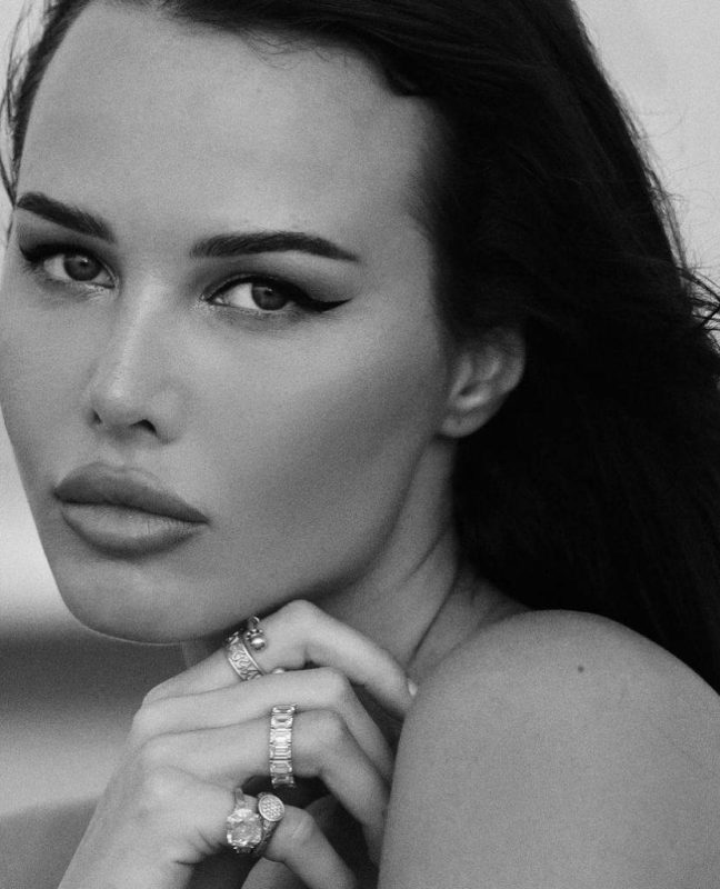 Российская модель Анастасия Решетова заявила поклонникам, что состоит в отношениях