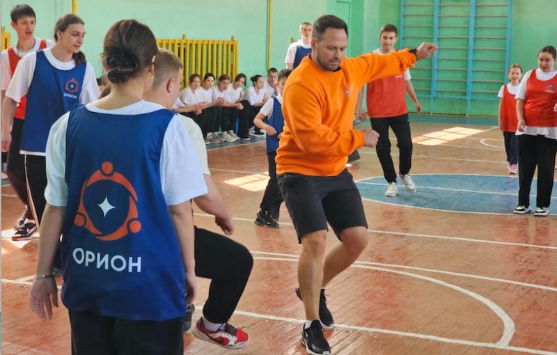 Гуманитарную помощь фонда «Орион» доставил в школы Енакиево и Дебальцево Алексей Столяров